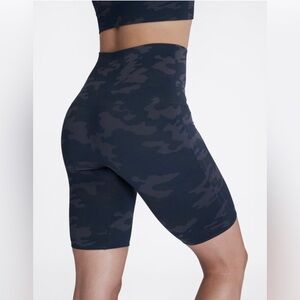 NWT SPANX Look At Me Now LAMN Black Camo High Rise Bike Shorts Size S